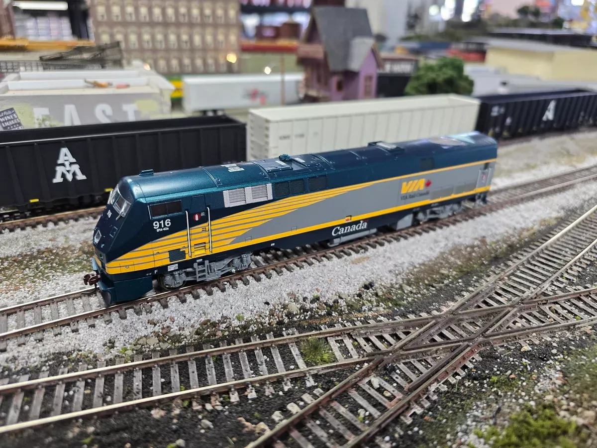Athearn 99429 HO Scale GE P42DC Diesel VIA Rail 916 - NOS