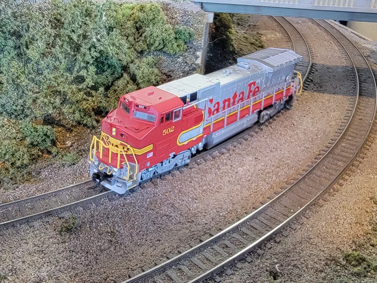 Atlas 48803 N Scale Dash 8-40B Santa Fe 518 with DCC - USED