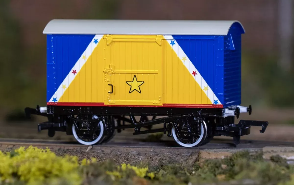 Bachmann 77413 HO Scale Thomas & Friends 12 Ton Box Van - Funfair Blue