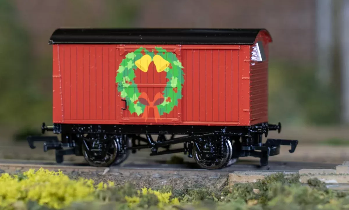 Bachmann 77415 HO Scale Thomas & Friends 12 Ton Box Van - Christmas Wreath