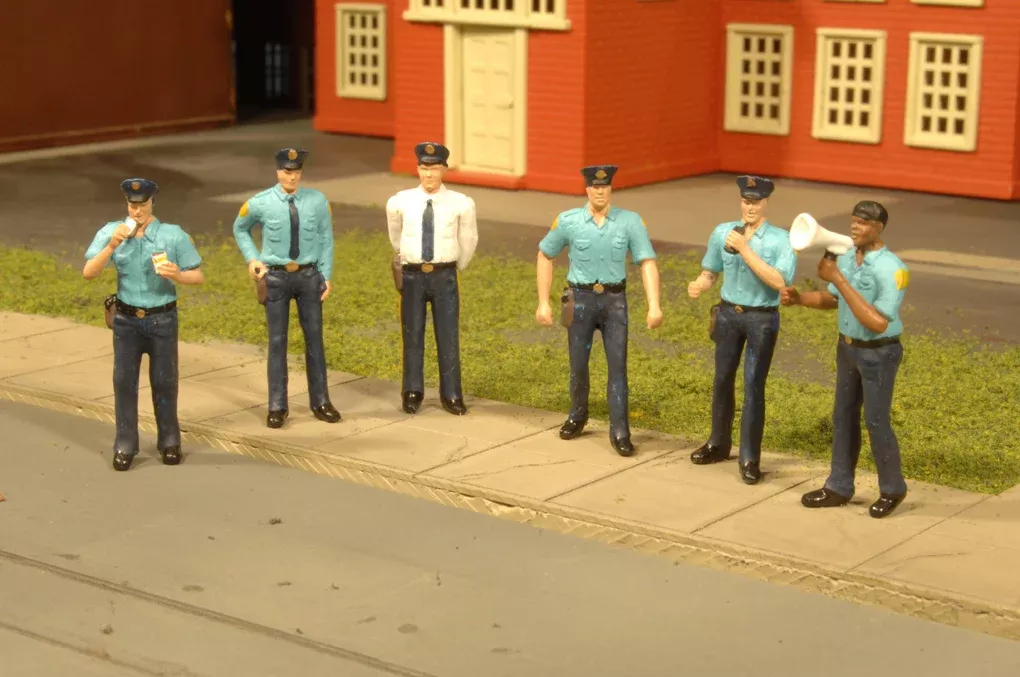 Bachmann SceneScapes 33104 HO Scale Police Figures (6 Pack)