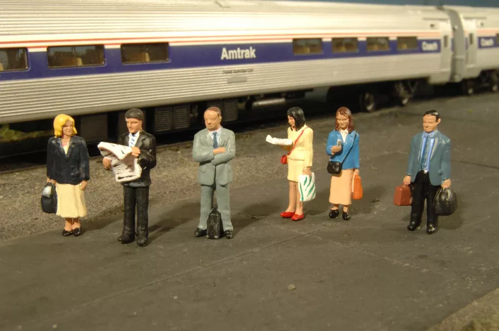 Bachmann SceneScapes 33110 HO Scale Standing Platform Passengers Figures (6 Pack)