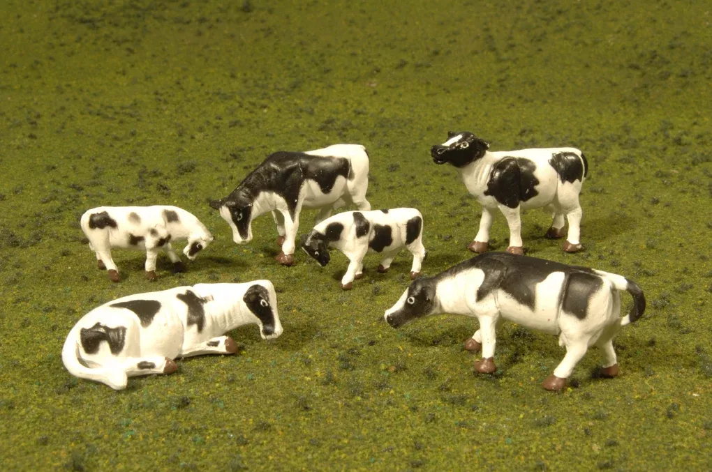 Bachmann SceneScapes 33153 O Scale Black & White Cows Figures (6 Pack)