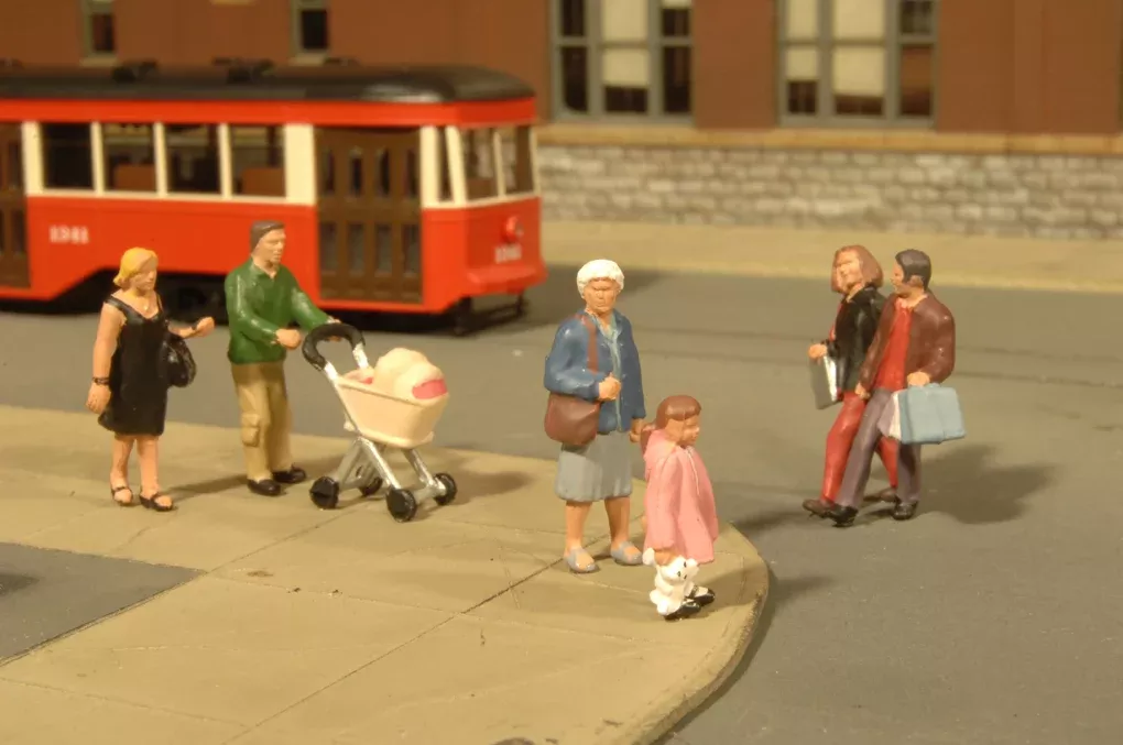 Bachmann SceneScapes 33159 O Scale Strolling People Figures (6 Pack)