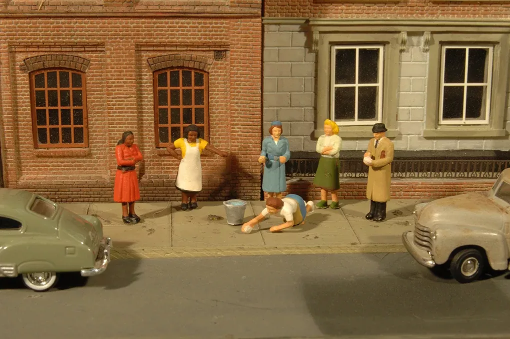 Bachmann SceneScapes 33167 O Scale Sidewalk People Figures (7 Pack)