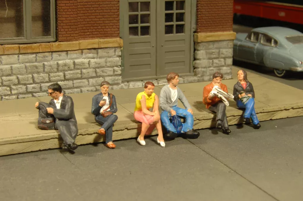 Bachmann SceneScapes 33261 N Scale Seated Platform Figures (6 Pack)