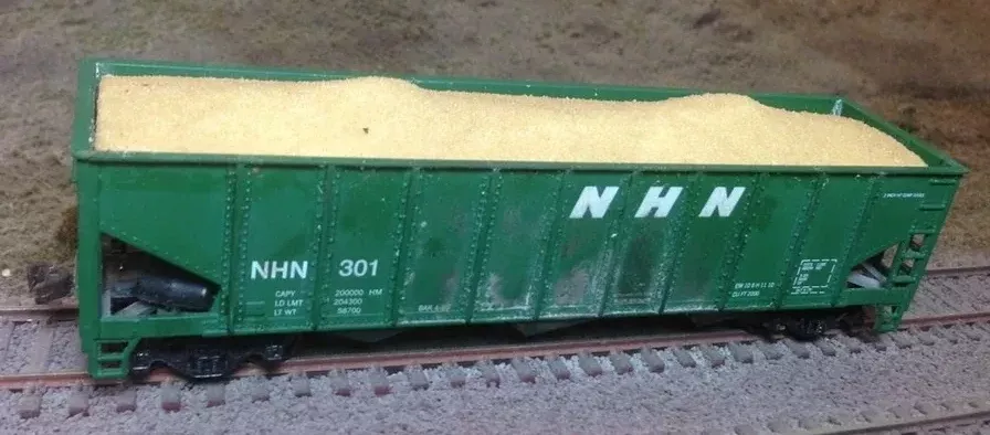 F&N Hobbies 81219 HO Scale Brown Sand Load for Athearn/MDC 40' 3 Bay Hopper (2 Pack)