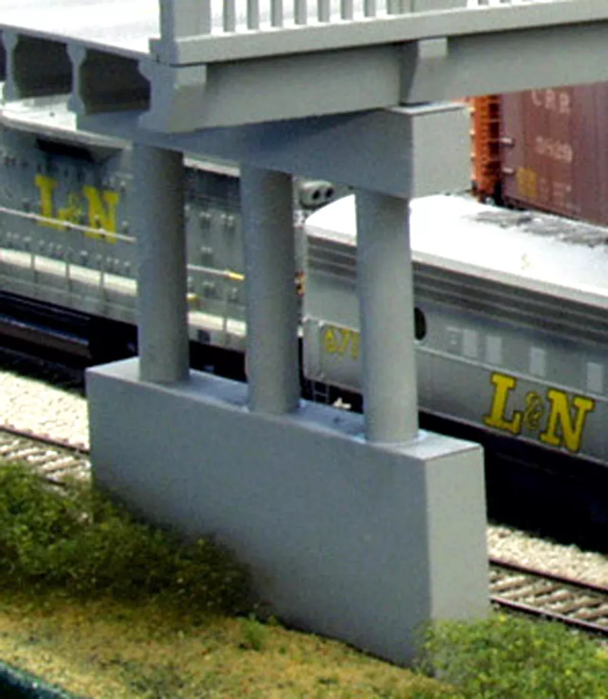 Rix Products 628-0150 N Scale Modern Highway Overpass Pier