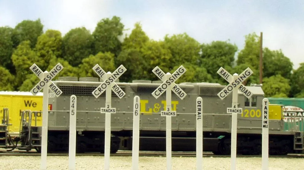 Rix Products 628-0660 HO Scale Crossbucks & Milepost Set