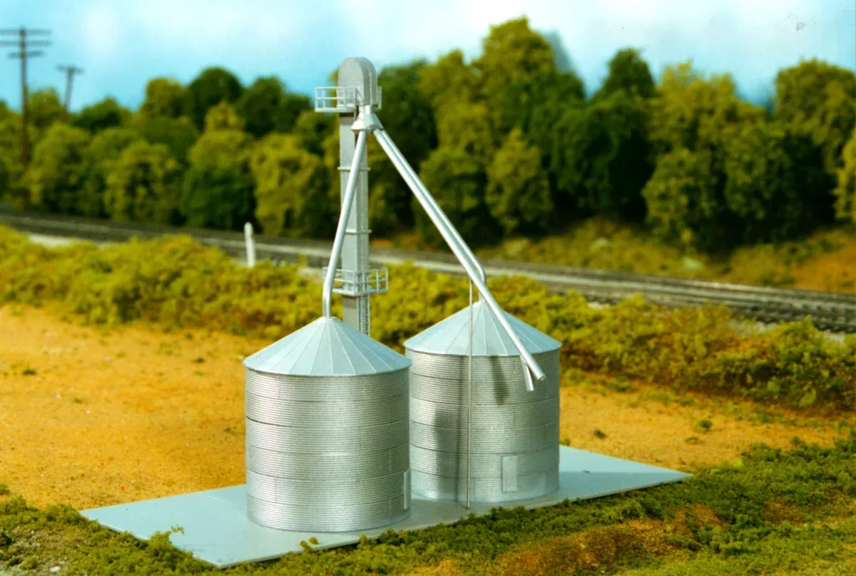 Rix Products 628-0708 N Scale Guthrie Grain Elevator & Bin Kit