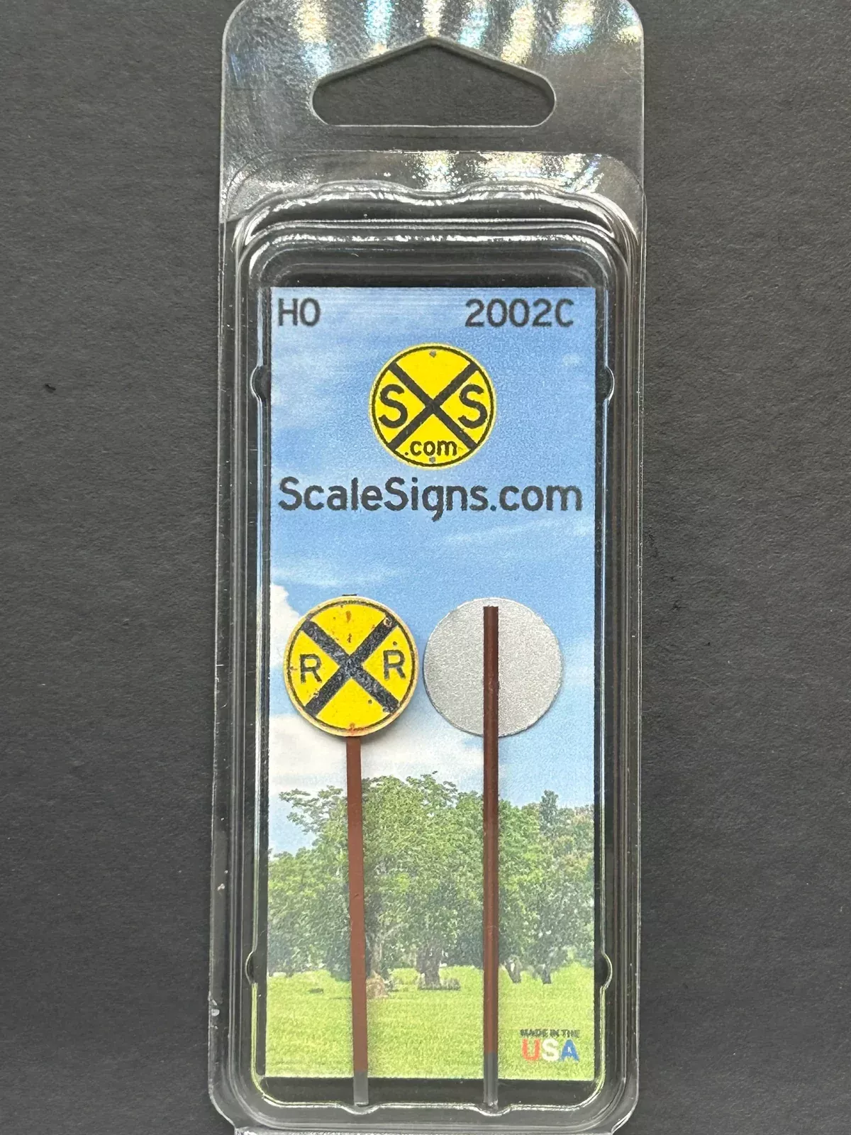 ScaleSigns HO-2002C HO Scale Distressed Railroad Crossing Sign (2 Pack)