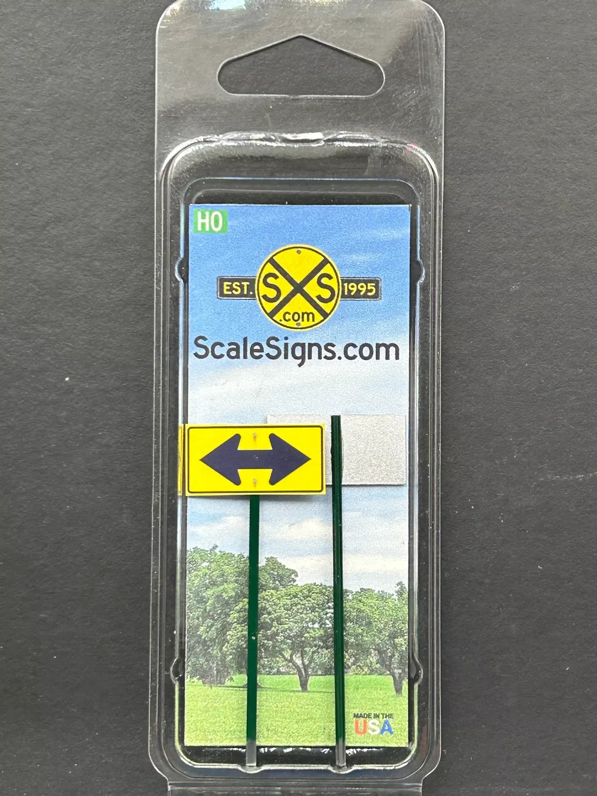 ScaleSigns HO-3026C HO Scale Two Arrow Direction Sign v1 (1 Pole - 2 Pack)