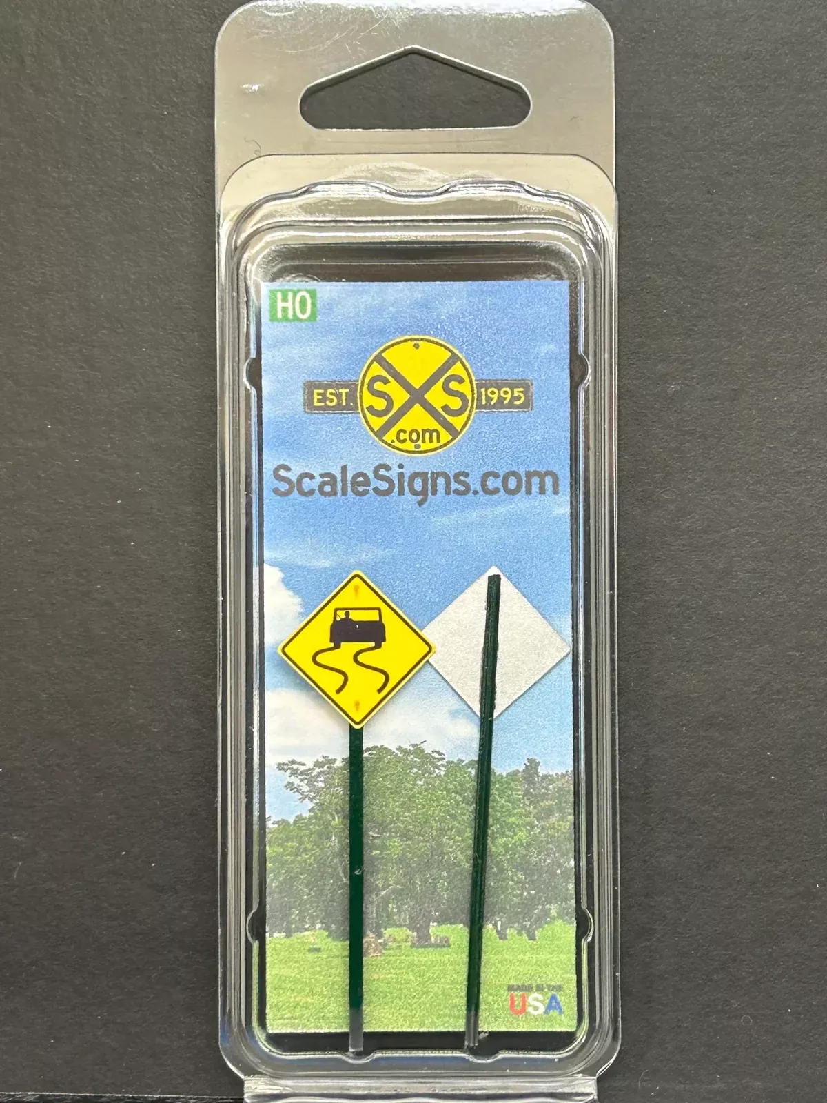 ScaleSigns HO-3145C HO Scale Slippery When Wet Sign (2 Pack)