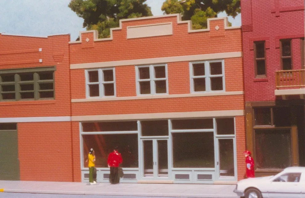 Smalltown USA 699-6005 HO Scale Dime Store Building Kit