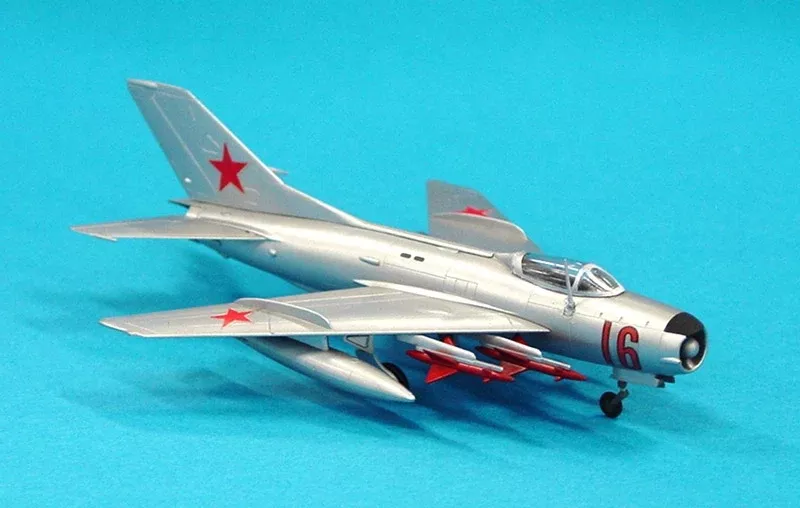 Tamiya 61609 1/100 Mig-19 Farmer E Model Jet Kit
